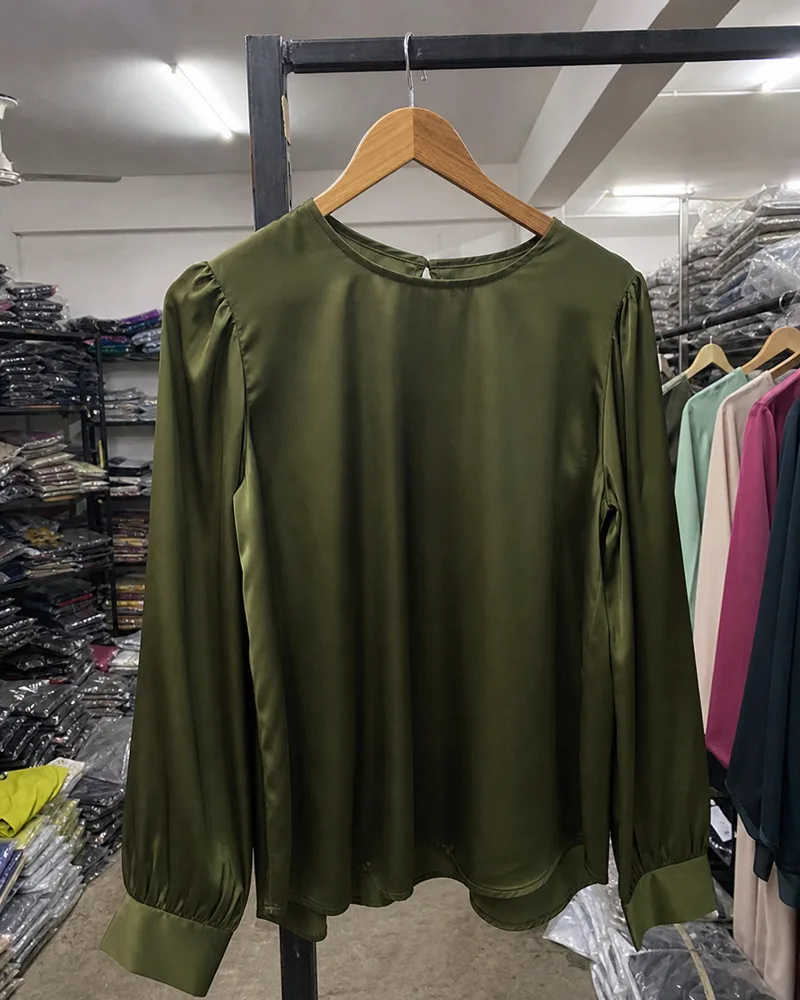 KI-generiertes Beispielbild: Bluse auf einem Kleiderbügel im Showroom, einfaches Handyfoto