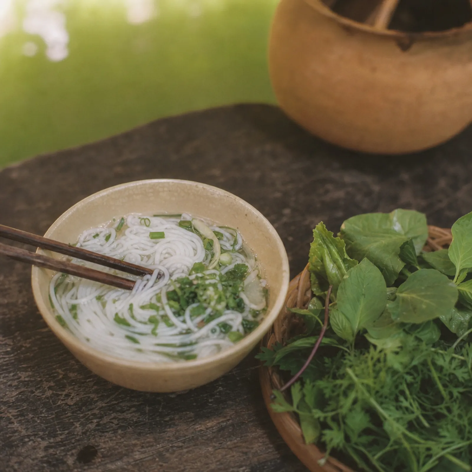 Ảnh AI: bát bún phở với rau thơm tươi, hơi nóng bốc lên